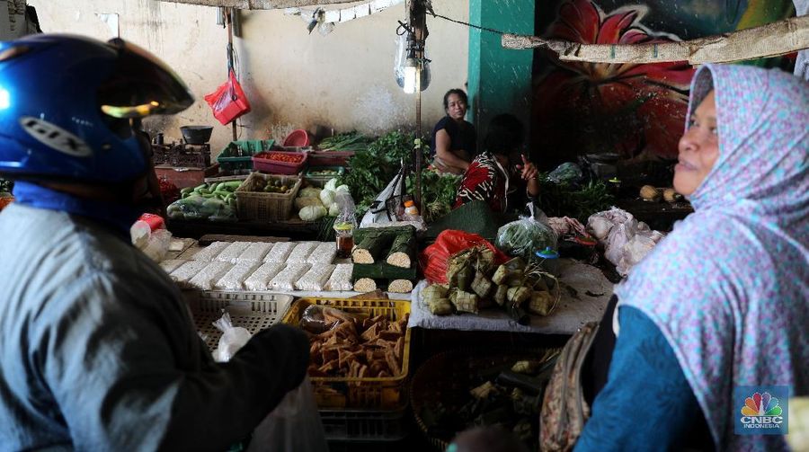 Pedagang menjajakan dagangannya di pasar Ciputat, Tangerang Selatan, Rabu (13/3). Pemerintah menyiapkan anggaran sebesar Rp 1,1 triliun untuk merevitalisasi setidaknya 1.037 pasar rakyat (tradisional) di tahun ini. (CNBC Indonesia/Muhammad Sabki)