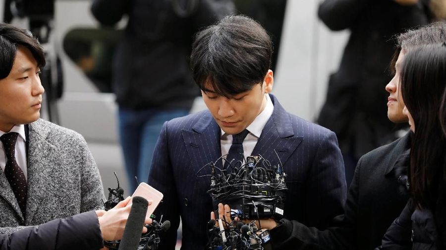 Seungri, anggota band K-pop Korea Selatan Big Bang, tiba untuk ditanyai atas kasus suap seks di Kantor Polisi Metropolitan Seoul di Seoul, Korea Selatan, 14 Maret 2019. (REUTERS / Kim Hong-Ji)