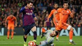 Faktor Lionel Messi kembali membawa Barcelona ke perempat final Liga Champions. Ia nyaris mencetak hattrick pada leg kedua yang dimenangkan Barca 5-1 atas Lyon. (REUTERS/Susana Vera)