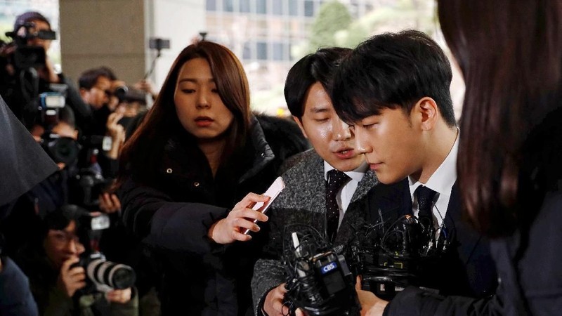 Seungri anggota boy band K-pop BIGBANG, mendatangi kantor kepolisian Seoul sebagai memenuhi panggilan kepolisian guna penyelidikan