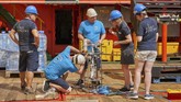 Kapal ini menjadi induk dari misi tim peneliti Misi Nekton asal Inggris yang akan menjelajah Samudera Hindia. Mereka ingin mendokumentasikan perubahan di bawah laut dan pengaruhnya pada perubahan iklim. Tampak para peneliti tengah menyiapkan alat pengukur air, CTD. (AP Photo/David Keyton)
