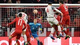 Virgil Van Dijk menanduk bola kiriman James Milner dari situasi sepak pojok dan berakhir dengan gol yang membuat skor menjadi 2-1 pada menit ke-69. (REUTERS/Andreas Gebert)