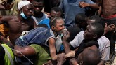 Bangunan tersebut runtuh saat siswa tengah mengikuti kegiatan belajar mengajar. (REUTERS/Afolabi Sotunde)