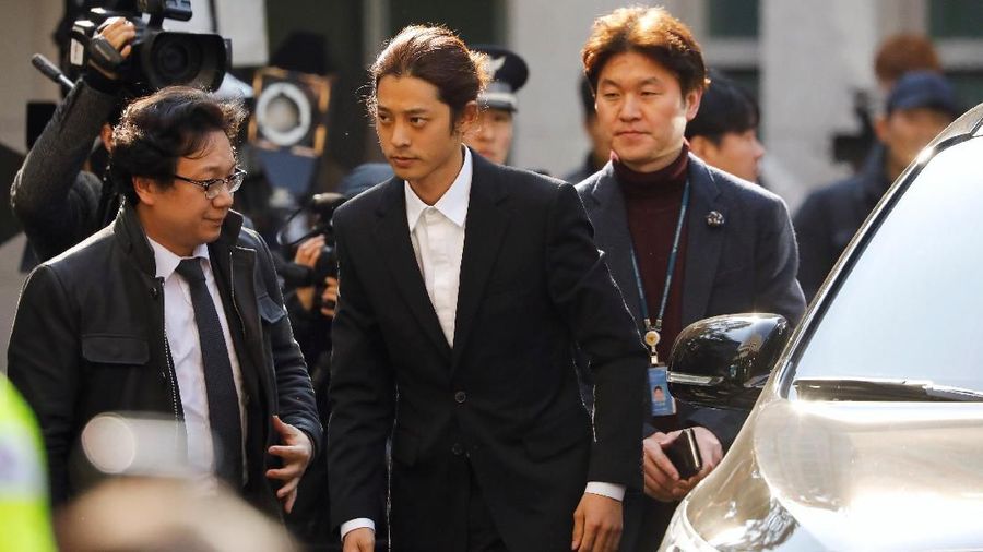 Penyanyi Korea Selatan Jung Joon-young tiba untuk diinterogasi dengan tuduhan merekam secara ilegal dan berbagi video seks di media sosial, di Kantor Polisi Metropolitan Seoul di Seoul, Korea Selatan, 14 Maret 2019. (REUTERS / Kim Hong-Ji)