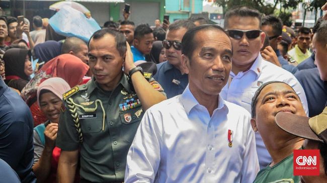 Blusukan ke Pasar Pangkalpinang, Jokowi Cek Harga dan Selfie