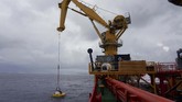 Kekhawatiran akan badai muson dan derasnya arus bawah laut menghantui selama dilakukannya penelitian yang dilakukan mulai Selasa (12/3), di lepas pantai Seychelles, Afrika Timur. Catatan arus laut di wilayah ini terakhir dicatat pada 1882. (AP Photo/David Keyton)