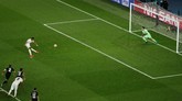 Marcus Rashford bawa Manchester United ke perempat final Liga Champions 2018/2019 melalui eksekusi penalti di pengujung babak kedua. MU menang 3-1 pada leg kedua di Paris. (REUTERS/Benoit Tessier)