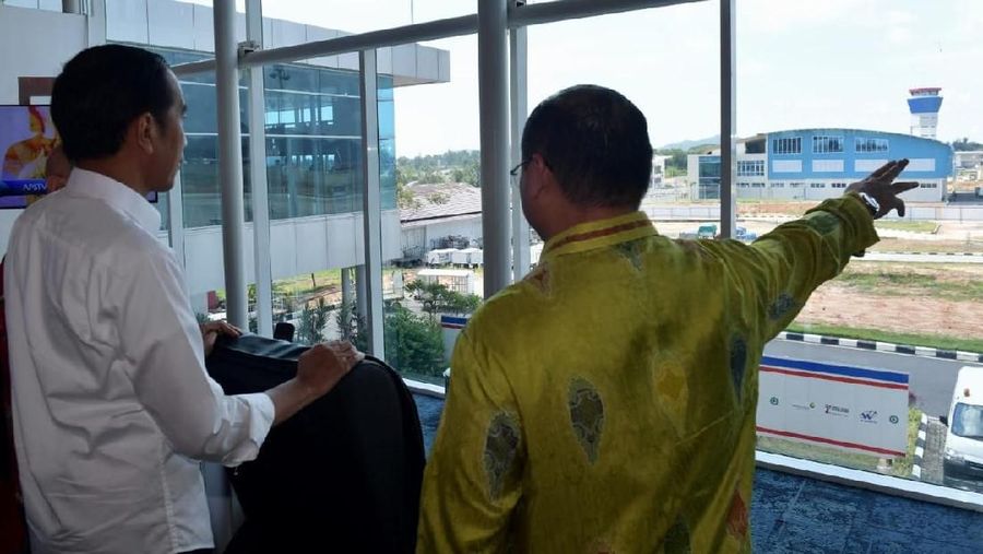 Presiden Joko Widodo (Jokowi) meresmikan pengoperasian terminal baru Bandara Depati Amir, Kepulauan Bangka Belitung, Kamis (14/3/2019).