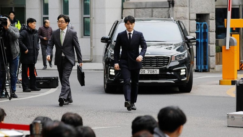 Seungri anggota boy band K-pop BIGBANG, mendatangi kantor kepolisian Seoul sebagai memenuhi panggilan kepolisian guna penyelidikan