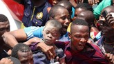 Diperkirakan ada sekitar 100 anak dan orang dewasa lainnya terjebak dalam reruntuhan. (REUTERS/Temilade Adelaja)