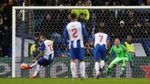 Gol tendangan penalti Alex Telles menjadi penentu FC Porto lolos ke perempat final Liga Champions 2018/2019. The Dragons menyingkirkan AS Roma dengan skor 3-1 di leg kedua setelah kalah 1-2 di leg pertama. (REUTERS/Pedro Nunes)