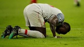 Selebrasi Sadio Mane sujud di lapangan usai membawa Liverpol lolos ke perempat final. The Reds menang 3-1 atas Munchen di Allianz Arena setelah leg pertama imbang tanpa gol. (Reuters/Andrew Boyers)