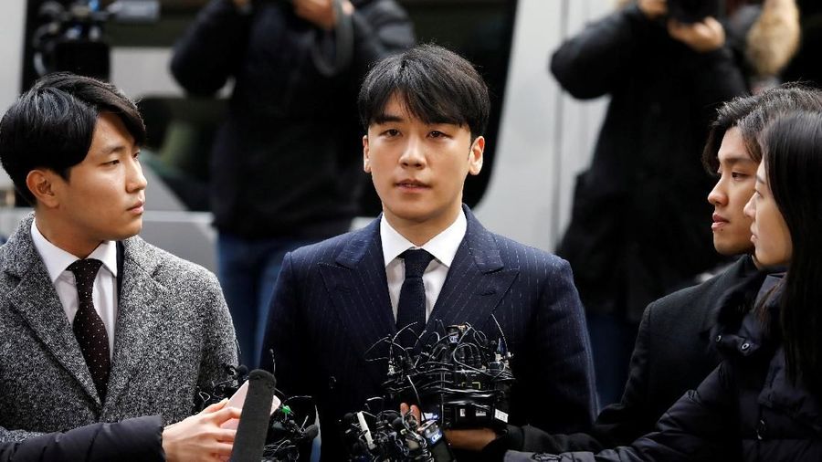 Mantan bintang K-pop penuh kontroversi Seungri mendaftar di tentara Korea Selatan pada Senin (9/3).