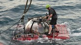 Streaming secara langsung pada kapal selam berawak ini merupakan adalah aksi pertama di dunia. Sebab, sulit untuk mentransmisikan video di bawah laut. (AP Photo/David Keyton)