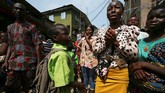 Hingga kini, warga dan petugas masih berusaha mengevakuasi korban yang terperangkap. (REUTERS/Afolabi Sotunde)