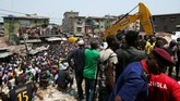 Sebuah gedung empat lantai yang terdapat sekolah di dalamnya di Ibu Kota Lagos, Nigeria, roboh. (REUTERS/Afolabi Sotunde)