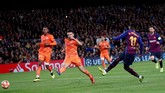 Ousmane Dembele mengakhiri kemenangan besar Barcelona pada menit ke-86 memanfaatkan umpan Messi. (REUTERS/Juan Medina)