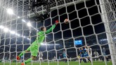 Goal line technology memastikan gol kedua Ronaldo melalui tandukan assist dari Joao Cancelo. Bola sempat ditebis Jan Oblak, namun dinyatakan sudah melewati garis gawang. (REUTERS/Alberto Lingria)