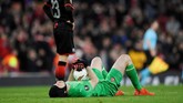 Petr Cech berbaring sambil memegang bola yang digunakan dalam pertandingan antara Arsenal dan Rennes. (Action Images via Reuters/Tony O'Brien)