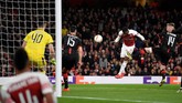 Ainsley Maitland-Niles mencetak gol kedua lewat sundulan memaksimalkan umpan lambung Aubameyang. (Action Images via Reuters/Tony O'Brien)