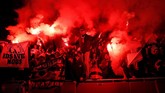 Suporter Rennes yang ikut tandang ke Inggris membakar suar berwarna merah di dalam Stadion Emirates ketika tim kesayangannya menjalani leg kedua di babak 16 besar Liga Europa. (REUTERS/David Klein)