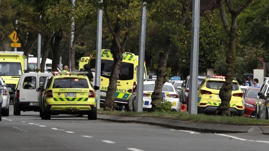 Seorang pria bersenjata melepaskan serangkaian tembakan di dekat Masjid Al Noor di pusat Christchurch.