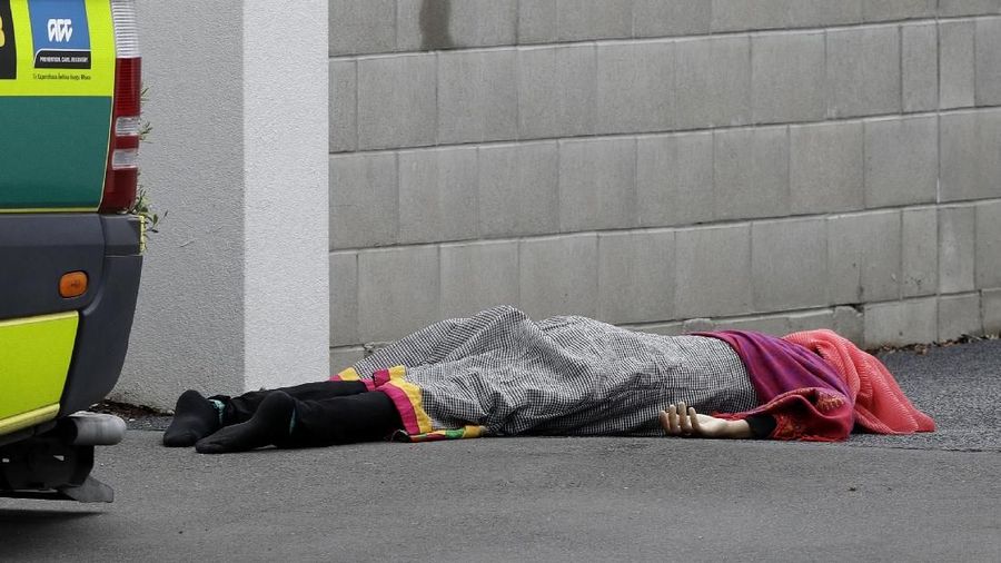 Seorang pria bersenjata melepaskan serangkaian tembakan di dekat Masjid Al Noor di pusat Christchurch.