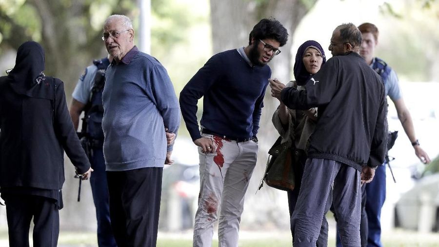 Seorang pria bersenjata melepaskan serangkaian tembakan di dekat Masjid Al Noor di pusat Christchurch.