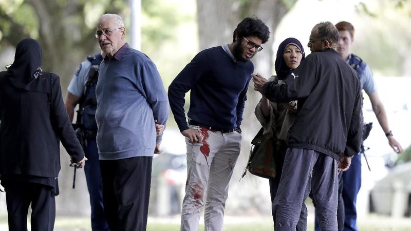 Seorang pria bersenjata melepaskan serangkaian tembakan di dekat Masjid Al Noor di pusat Christchurch.