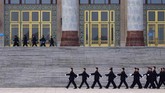 Penjaga keamanan berbaris di luar gedung dewan helang pembukaan Konferensi Konsultasi Politik Rakyat China di Beijing. (REUTERS/Aly Song)