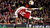 Aubameyang berupaya menuntaskan peluang dengan melakukan tendangan voli. Sepakan yang tidak sempurna dari pemain asal Gabon itu tidak memberi ancaman bagi kiper Rennes Toumas Koubek. (Action Images via Reuters/Tony O'Brien)