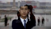 Seorang penjaga keamanan berjaga di balik suatu gelas kaca di gedung dewan di Tiananmen Square. (AP Photo/Ng Han Guan)