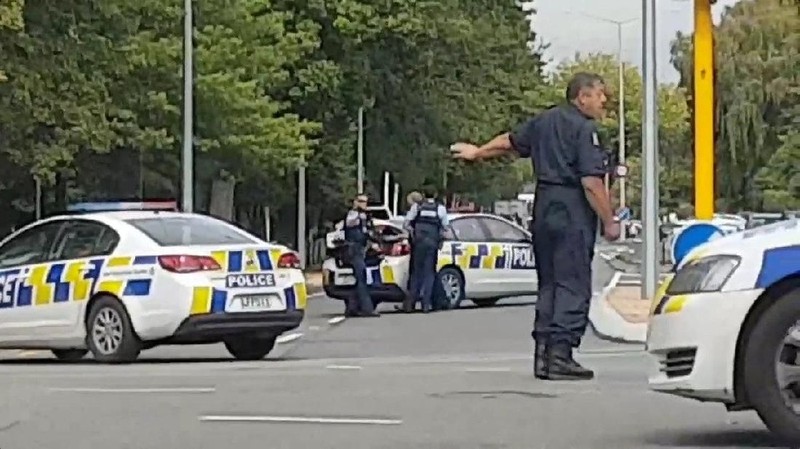 Seorang pria bersenjata melepaskan serangkaian tembakan di dekat Masjid Al Noor di pusat Christchurch.