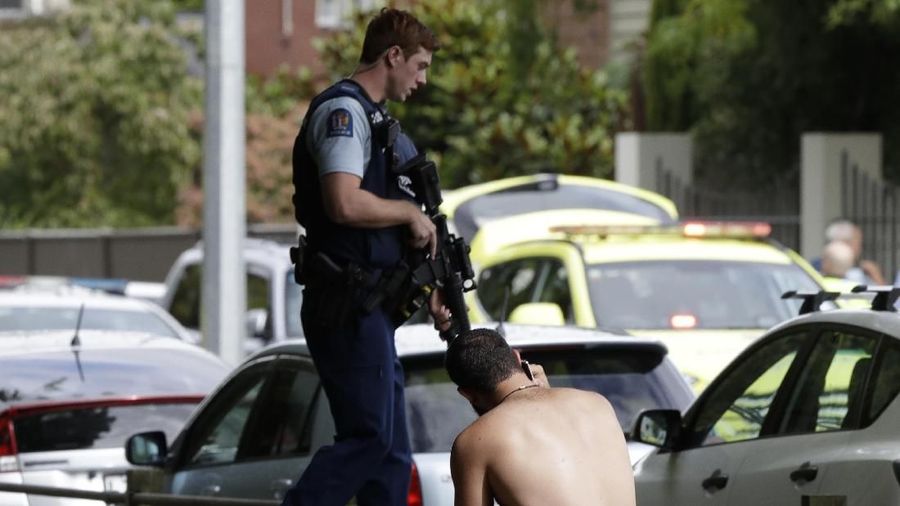 Seorang pria bersenjata melepaskan serangkaian tembakan di dekat Masjid Al Noor di pusat Christchurch.