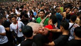 Para Ajarn (ahli tato) hanya akan menerima seribu orang yang hendak memiliki rajah Sak Yant setiap tahun. (REUTERS/Athit Perawongmetha)