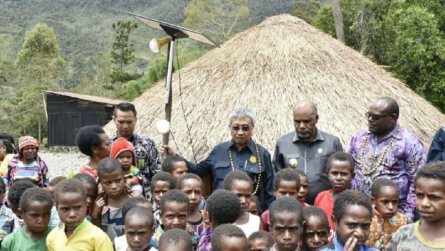 Secara rinci, telah dibagikan 42.111 unit LTSHE untuk Puncak Jaya dan 5.305 unit untuk Paniai, yang anggarannya berasal dari Kementerian ESDM.