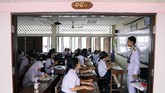 Damkerng Mungthanya adalah lulusan dari universitas Chulalongkorn, dan menjadi lulusan ketiga terbaik di seluruh Thailand.
