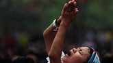 Upacara Wai Khru dihadiri oleh para pengguna rajah Sak Yant untuk menghormati guru spiritual mereka. Bahkan tidak jarang dari mereka kesurupan ketika menjalankan ritual. (REUTERS/Athit Perawongmetha)