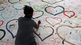 Warga menuliskan rasa simpati untuk mengenang korban penembakan yang terjadi di masjid Al Noor in Christchurch, Selandia Baru , pada Sabtu (16/3). (REUTERS/Jorge Silva)