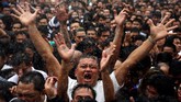 Cara membuat rajah Sak Yant juga masih tradisional. Yakni dengan tongkat bambu berujung jarum, dan tintanya berasal dari campuran batu bara serta bisa ular. (REUTERS/Athit Perawongmetha)