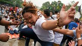 Dahulu pengguna tato Sak Yant hanya para jawara yang berperang. Mereka yakin rajah itu bisa melindungi. Kini penggunanya mulai dari dokter hingga penjahat. (REUTERS/Athit Perawongmetha)