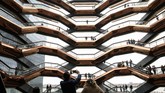 Kritikus arsitektur New York Times, Michael Kimmelman, menganggap Hudson Yards adalah lambang konsumerisme dan materialisme yang tidak peka keadaan. (REUTERS/Brendan McDermid)