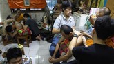 Cara mendapatkan rajah Sak Yant dalah dengan hadir di Upacara Wai Khru yang digelar setiap Maret di Kuil Wat Bang Phra, Provinsi Nakhom Pathom. (REUTERS/Athit Perawongmetha)