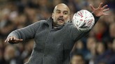 Pep Guardiola yang sempat tegang di babak pertama bisa semringah di akhir laga setelah Man City memastikan kemenangan 3-2 atas Swansea. (Reuters/John Sibley)