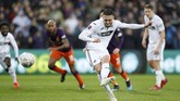 Di laga lain, Manchester City lolos ke semifinal Piala FA usai mengalahkan Swansea City 3-2 di Stadion Liberty. Namun, gol penentu kemenangan The Citizens yang dicetak Sergio Aguero berbau kontroversi. (Reuters/John Sibley)