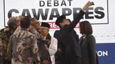 Sandiaga Uno menyempatkan diri untuk selfie di akhir debat cawapres bersama Ma'ruf Amin dan para komisioner KPU. (ANTARA FOTO/Wahyu Putro A).