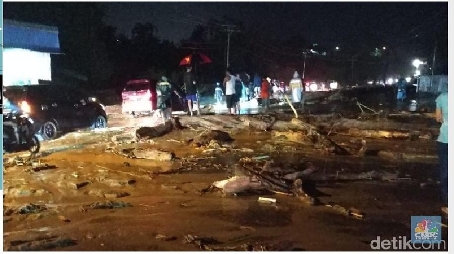 Setidaknya 50 orang tewas akibat banjir bandang yang terjadi di Kota Sentani, Jayapura, Papua sejak kemarin malam, Sabtu (16/3/2019).