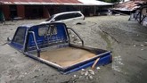 Banjir ini juga menyebabkan sejumlah kendaraan terendam lumpur. Hingga saat ini tercatat 70 orang tewas dan 43 lainnya luka-luka. (ANTARA FOTO/Gusti Tanati/wpa/ama).