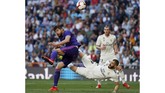 Meski urung mencetak gol, Karim Benzema punya kontribusi besar dengan memberikan assist terhadap gol pembuka Real Madrid yang dicetak Isco. (REUTERS/Susana Vera)