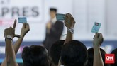 Di akhir segmen, Sandiaga Uno menyindir program kartu-kartu pemerintahan Jokowi. Kata Sandi, cukup satu kartu untuk segala keperluan, yakni KTP, yang ia keluarkan dari dompetnya dan diikuti para pendukung. (CNN Indonesia/Andry Novelino)
